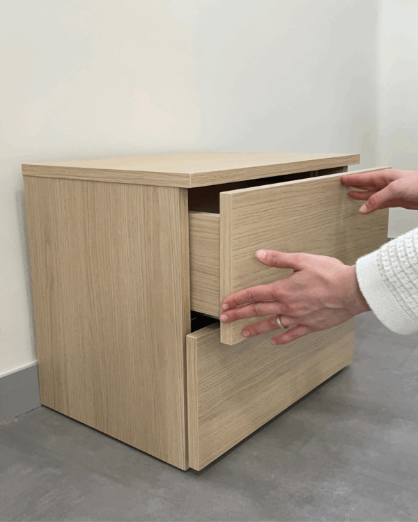 Mesita de noche de madera con dos cajones | Basic