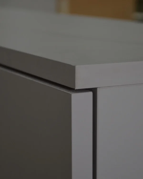 SEPTOP DUO - Separador de ambientes con listones y mueble bajo a medida