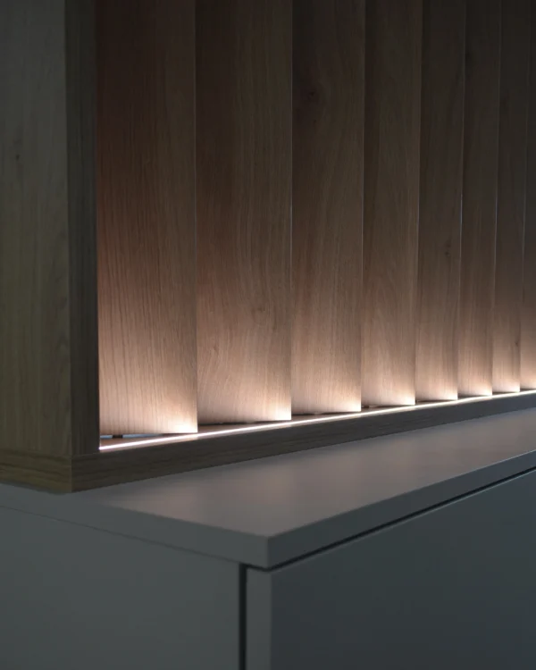 SEPTOP DUO - Separador de ambientes con listones y mueble bajo a medida