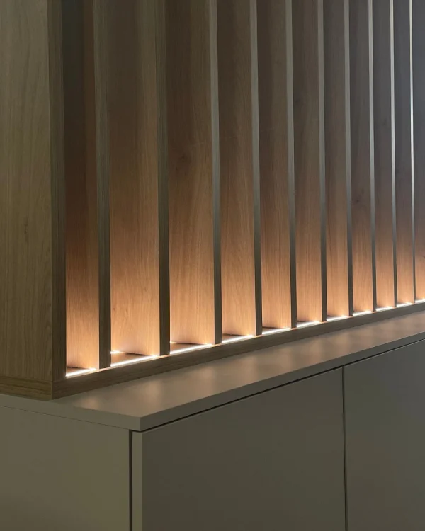 SEPTOP DUO - Separador de ambientes con listones y mueble bajo a medida