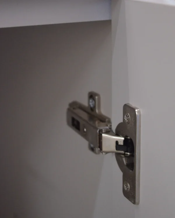 SEPTOP DUO - Separador de ambientes con listones y mueble bajo a medida
