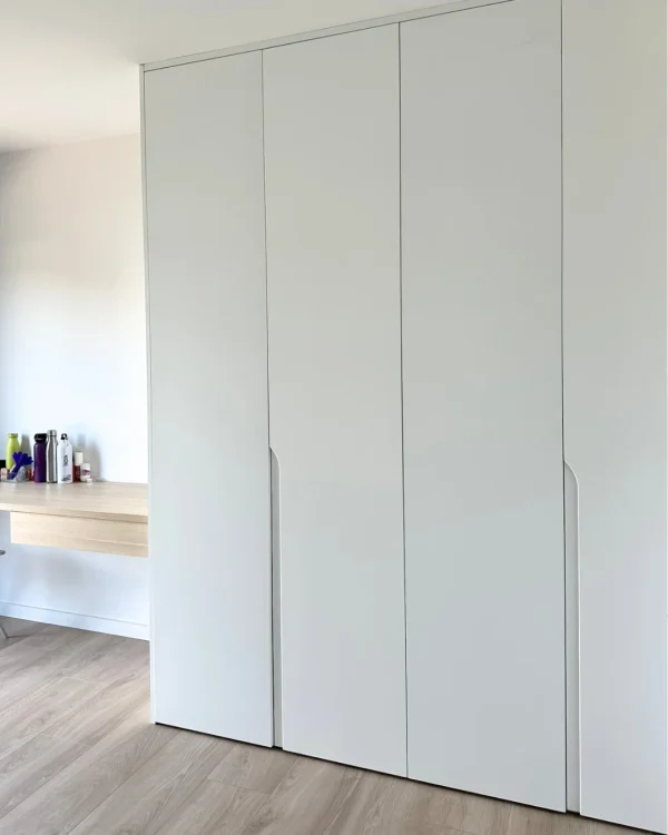 Armario Solo Essentials - modelo lacado blanco con tirador uñero