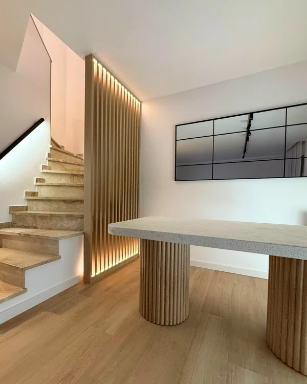 Mesa de comedor Zenith – Diseño Curvado con Listones de Madera y Efecto Nature