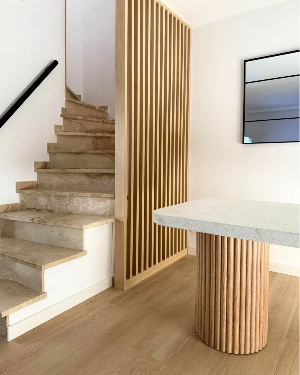 Mesa de comedor Zenith – Diseño Curvado con Listones de Madera y Efecto Nature