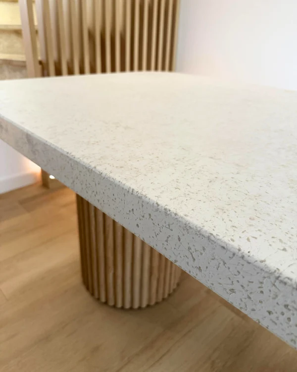 Mesa de comedor Zenith – Diseño Curvado con Listones de Madera y Efecto Nature