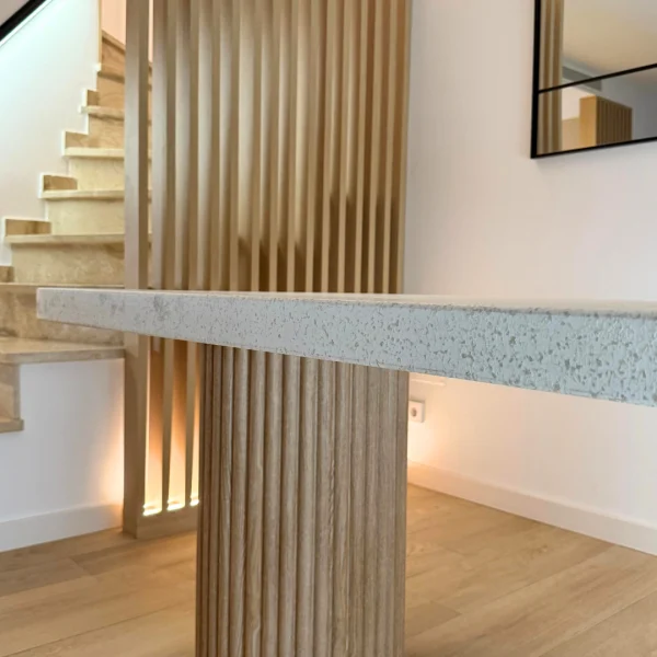 Mesa de comedor Zenith – Diseño Curvado con Listones de Madera y Efecto Nature