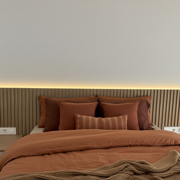 ListNight | Cabecero con listones, luz LED y mesitas flotantes integradas